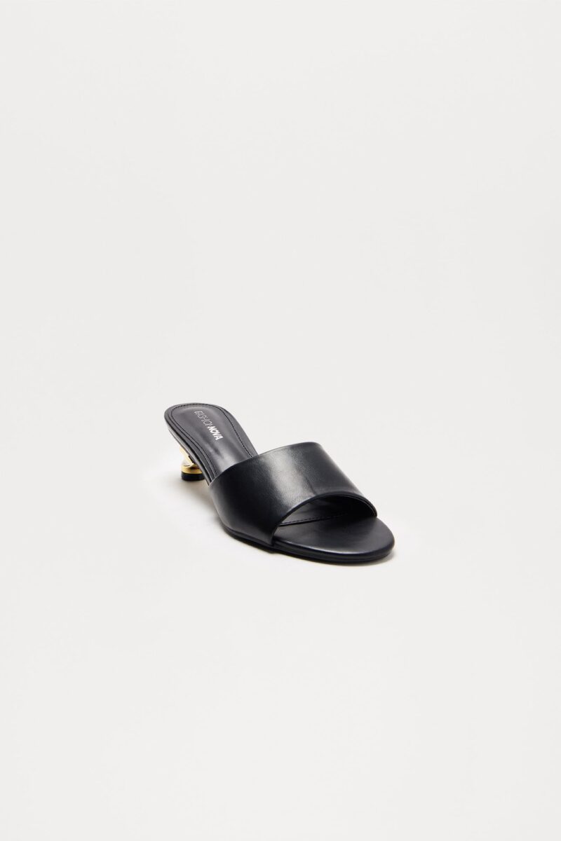 Sandalias con Tacón Gatito y Punta Redonda en Crema - Image 3