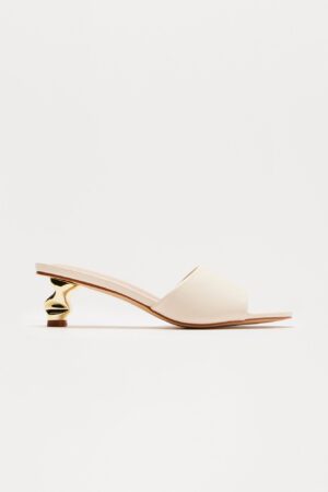Sandalias con Tacón Gatito y Punta Redonda en Crema