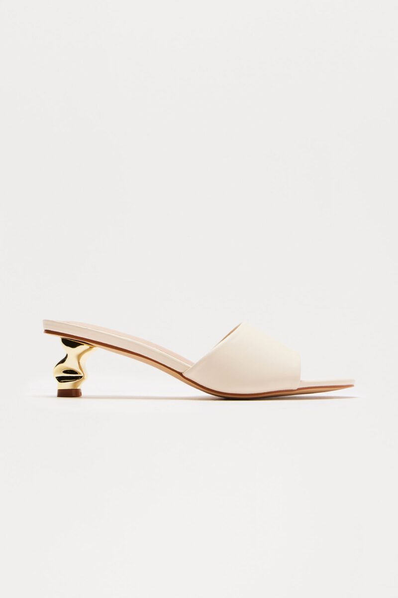 Sandalias con Tacón Gatito y Punta Redonda en Crema