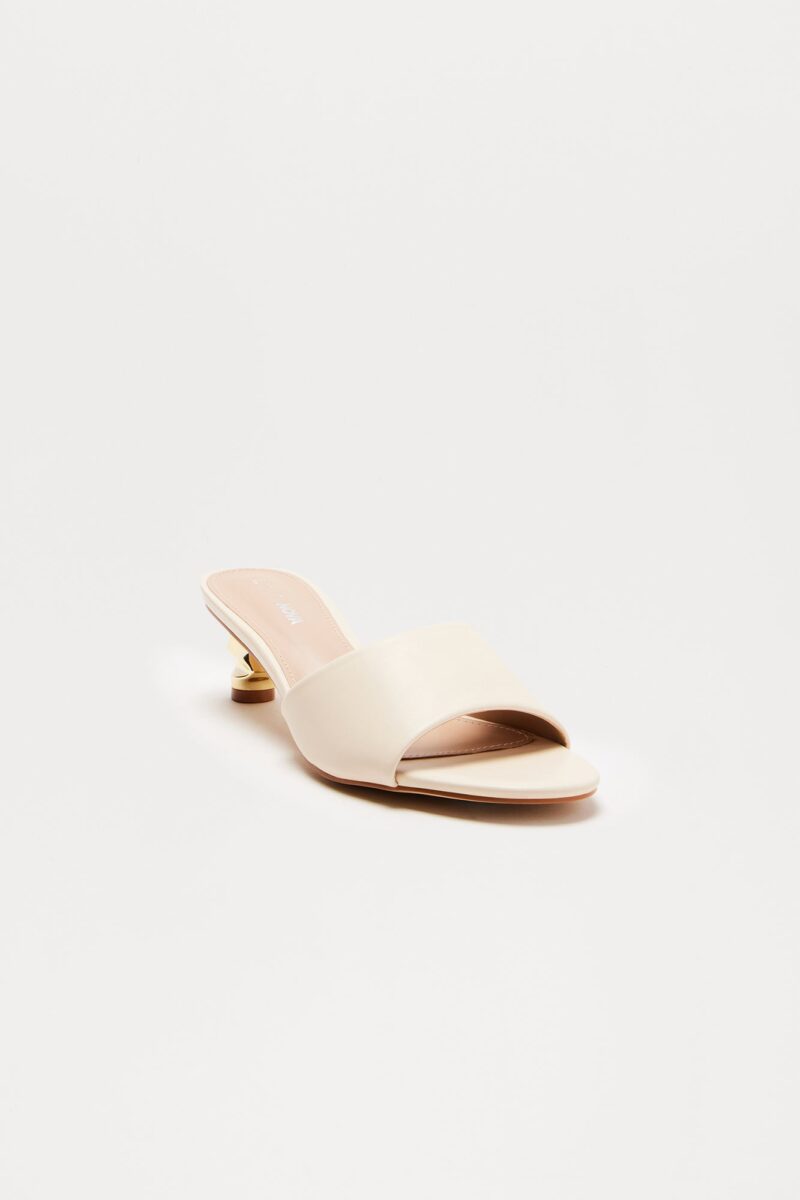Sandalias con Tacón Gatito y Punta Redonda en Crema - Image 8