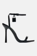Sandalias de Tacón Alto con Detalle de Cierre - Negro