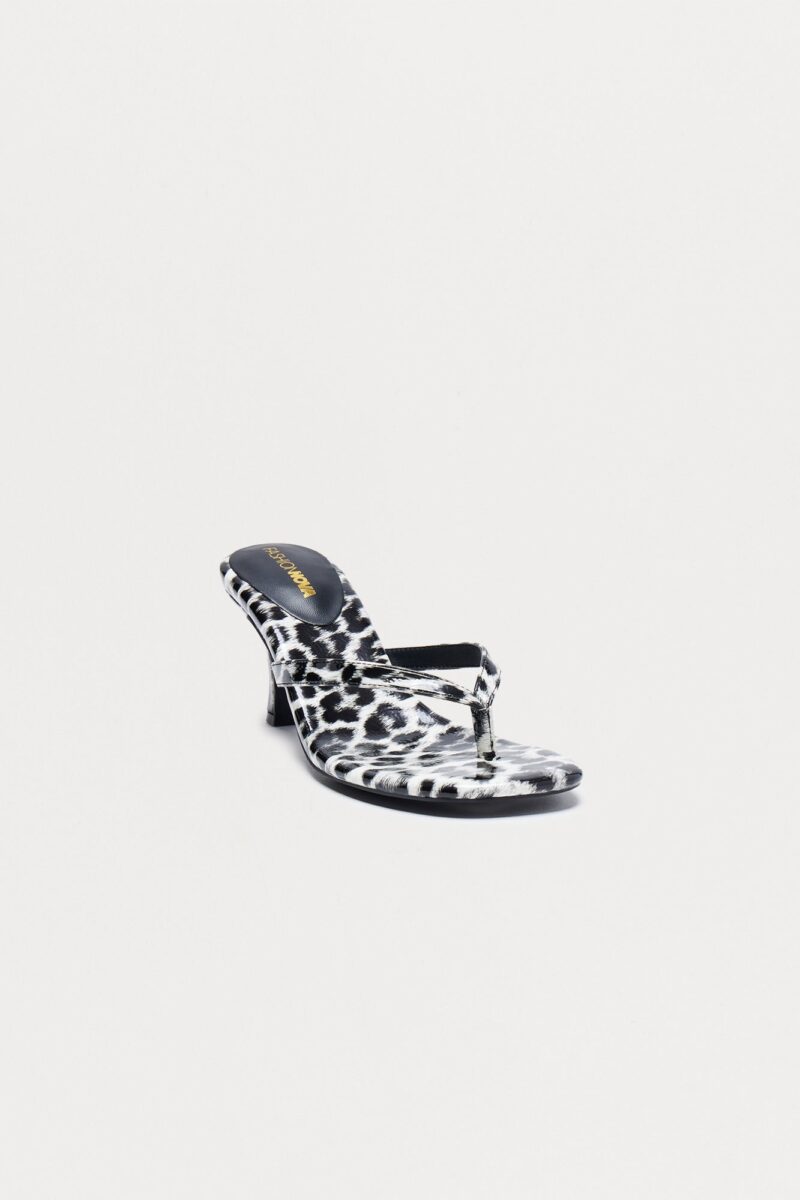 Sandalias de Tacón Medio con Punta Redonda y Diseño Thong