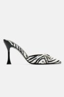 Zapatos de Tacón Alto Diseño Bicolor con Detalles Metálicos