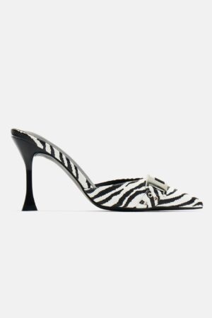 Zapatos de Tacón Alto Diseño Bicolor con Detalles Metálicos