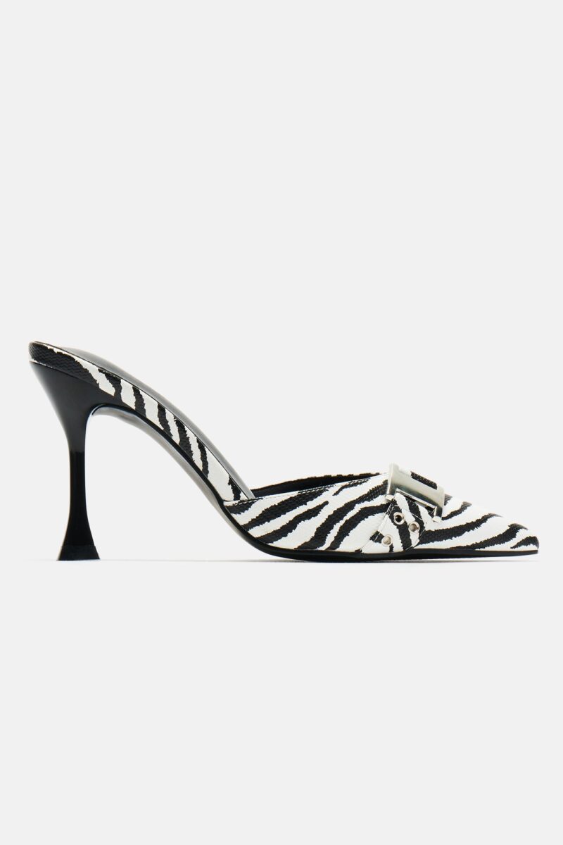 Zapatos de Tacón Alto Diseño Bicolor con Detalles Metálicos