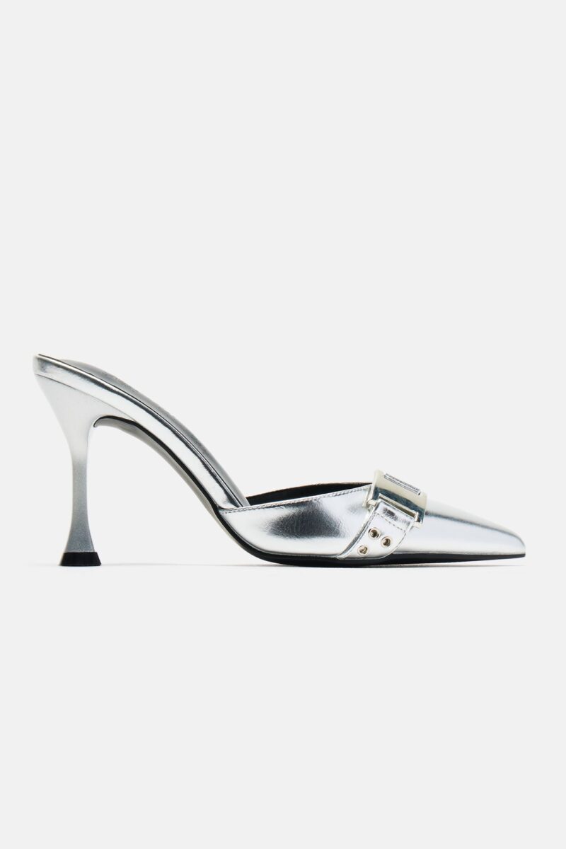 Zapatos de Tacón Alto Diseño Bicolor con Detalles Metálicos - Image 10