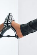 Zapatos de Tacón Alto Diseño Bicolor con Detalles Metálicos