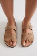 Sandalias Deslizables con Detalle de Corcho y Hebilla