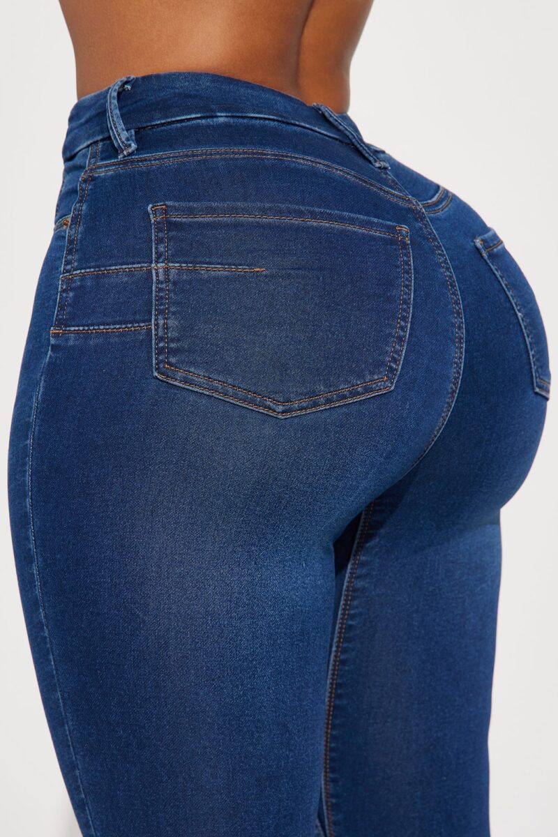 Jeans Ajustados Modeladores en Lavado Oscuro - Image 4