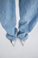 Zapatos de Tacón Alto Diseño Bicolor con Detalles Metálicos