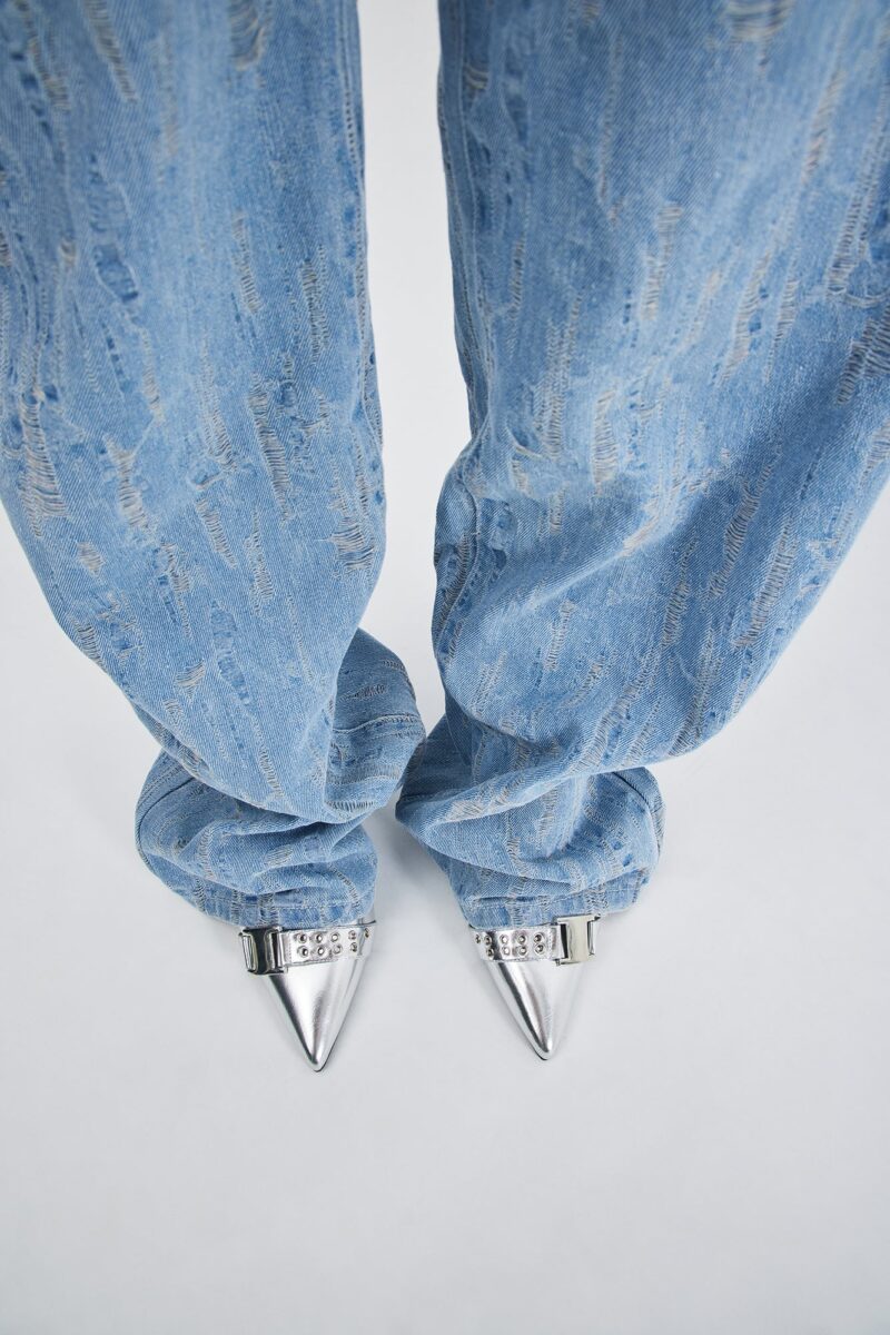 Zapatos de Tacón Alto Diseño Bicolor con Detalles Metálicos - Image 12