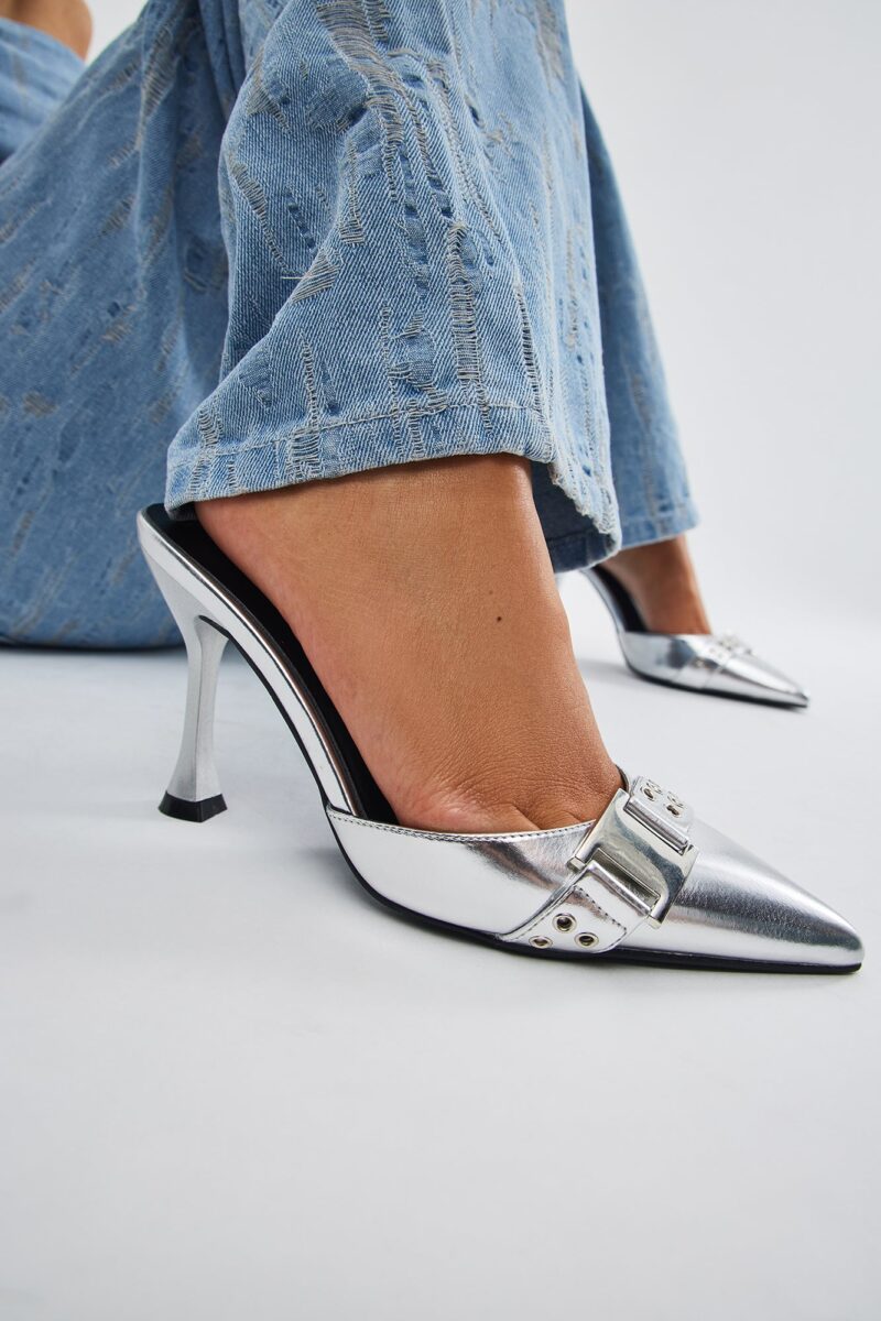 Zapatos de Tacón Alto Diseño Bicolor con Detalles Metálicos - Image 13
