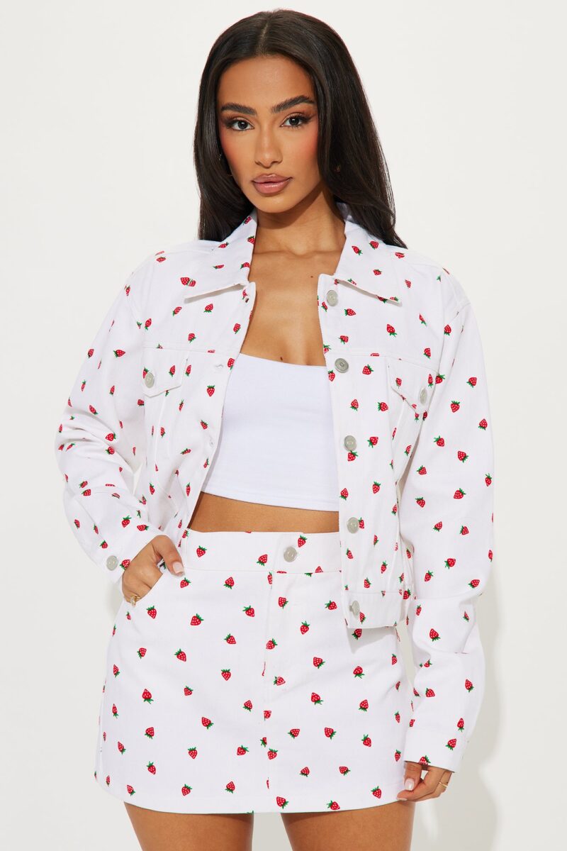 Conjunto Mini Falda y Chaqueta Estampado de Fresas - Image 2