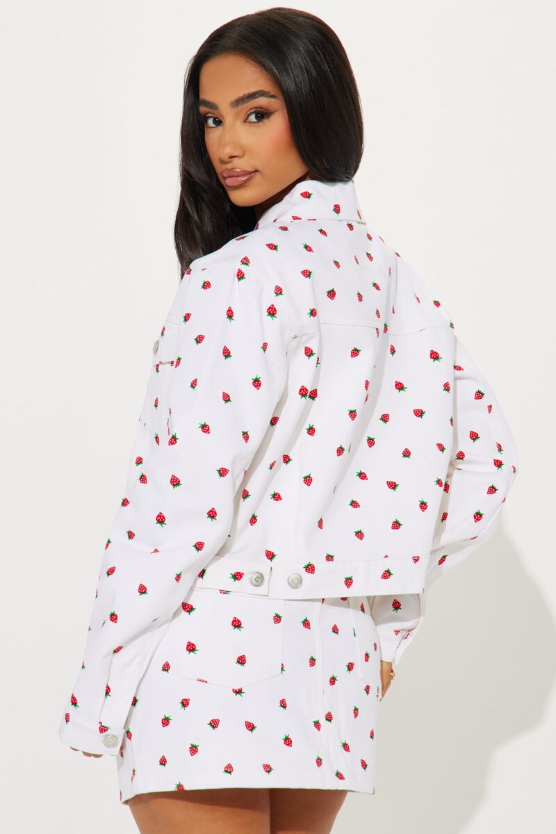 Conjunto Mini Falda y Chaqueta Estampado de Fresas - Image 4