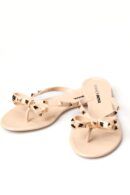 Sandalia Plana con Detalles de Tachuelas