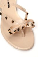 Sandalia Plana con Detalles de Tachuelas