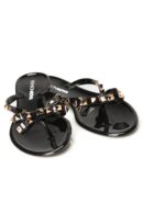 Sandalia Plana con Detalles de Tachuelas