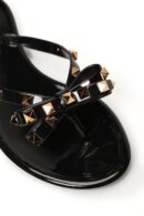 Sandalia Plana con Detalles de Tachuelas