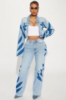 Chaqueta Denim con Detalles Florales y Manga Acampanada