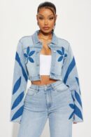 Chaqueta Denim con Detalles Florales y Manga Acampanada