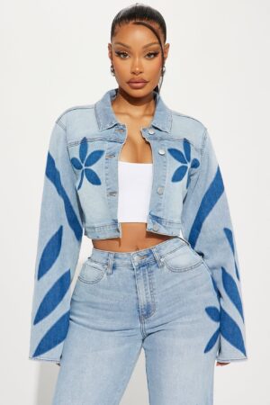 Chaqueta Denim con Detalles Florales y Manga Acampanada
