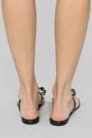 Sandalia Plana con Detalles de Tachuelas