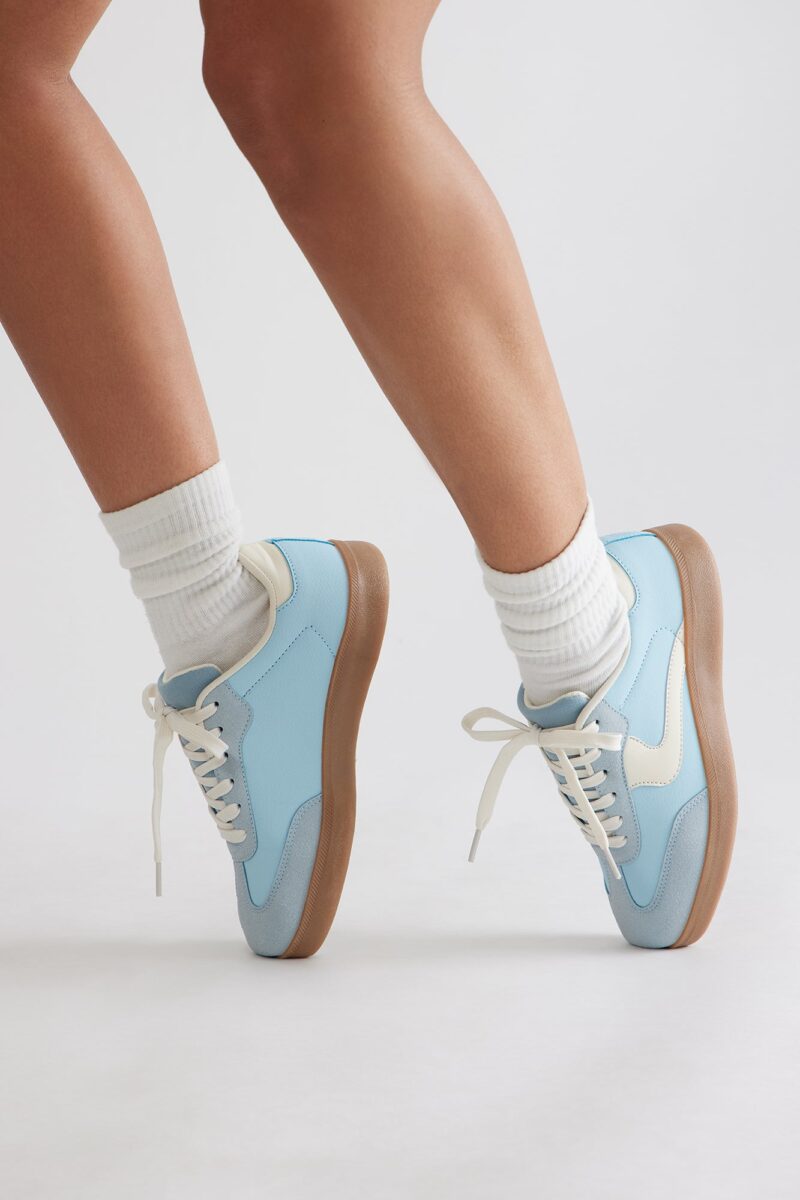 Zapatillas Deportivas Bajas con Cordones en Celeste - Image 25
