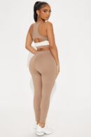 Set Activo Deportivo con Detalle de Corte y Cintura Alta
