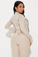 Chaqueta Deportiva Elegante con Cuello Alto y Manga Larga