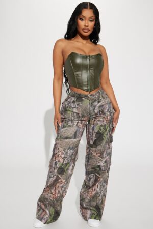 Jean Cargo de Corte Regular con Estampado Camuflado