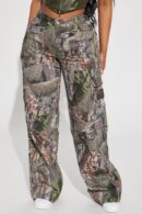 Jean Cargo de Corte Regular con Estampado Camuflado