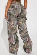 Jean Cargo de Corte Regular con Estampado Camuflado