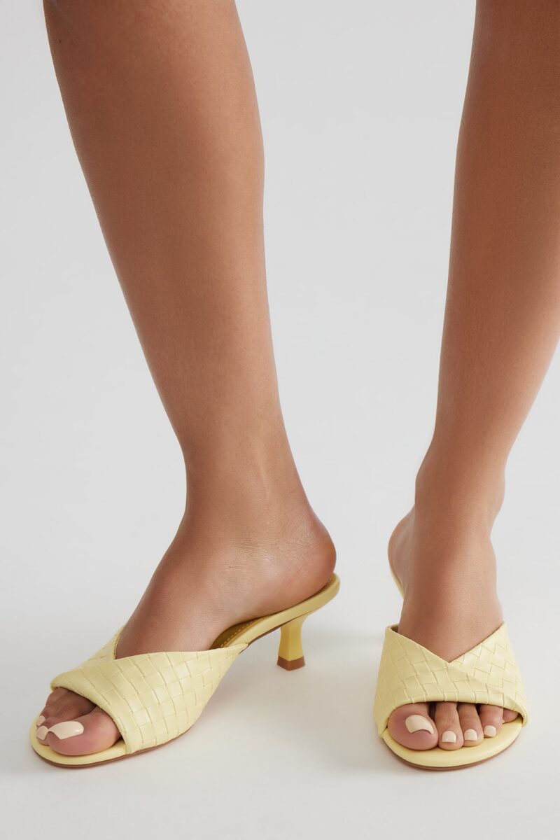 Mules Nala con Tacón Bajo en Color Marrón - Image 11
