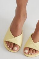 Mules Nala con Tacón Bajo en Color Marrón