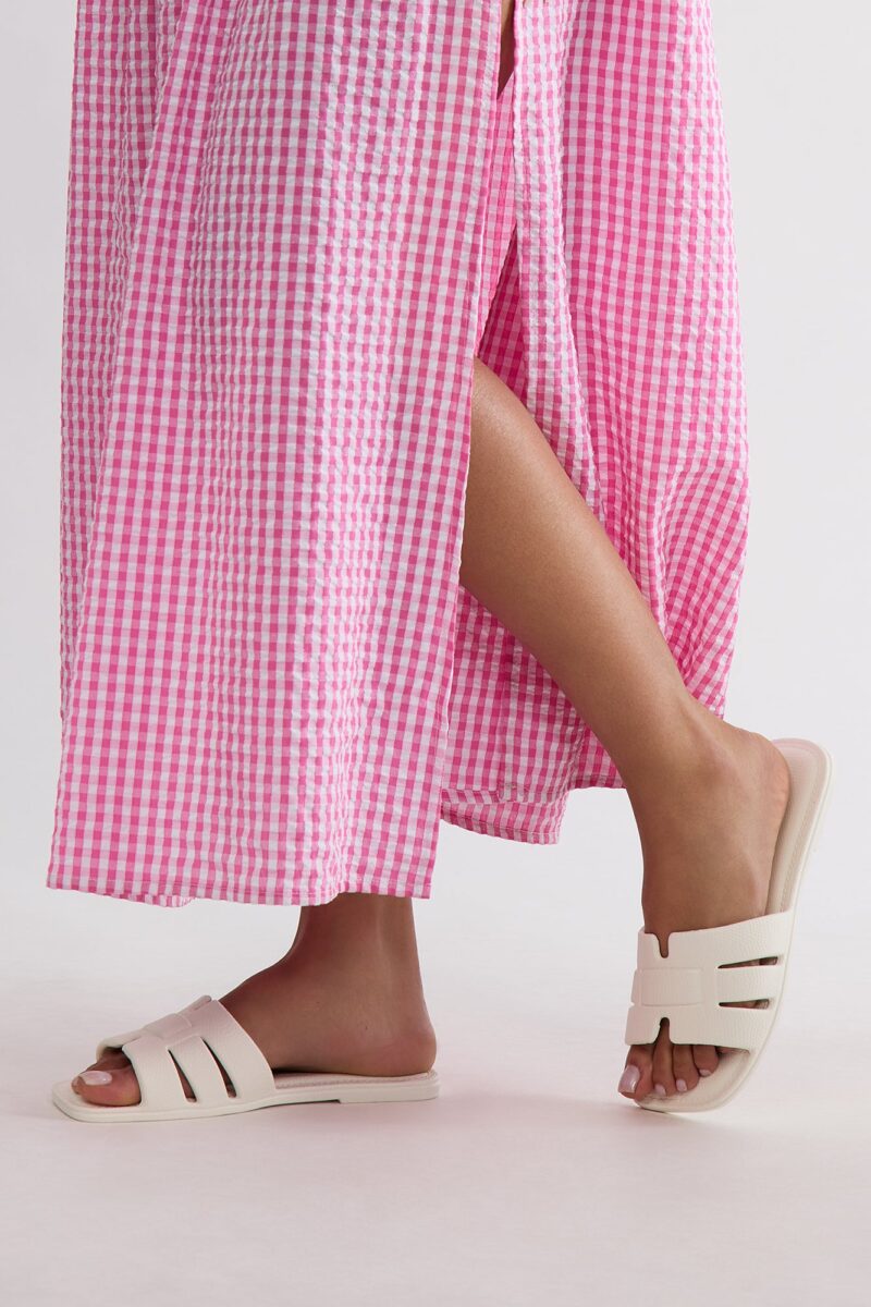 Sandalias Planas de Diseño Cuadrado en Negro - Image 11