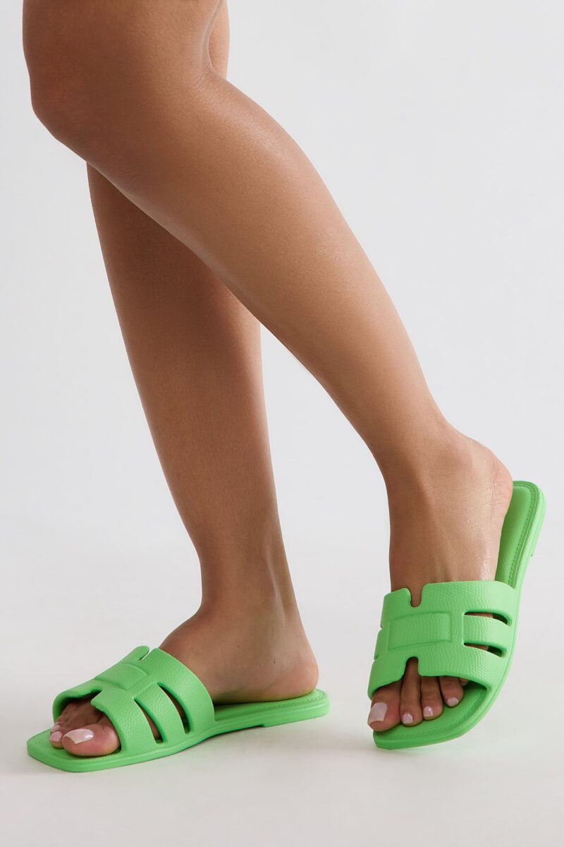 Sandalias Planas de Diseño Cuadrado en Negro - Image 6