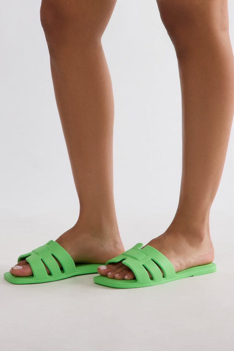 Sandalias Planas de Diseño Cuadrado en Negro - Image 7