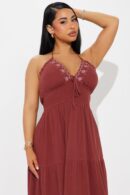 Vestido Largo de Gasa con Cuello Halter y Cintura Fruncida