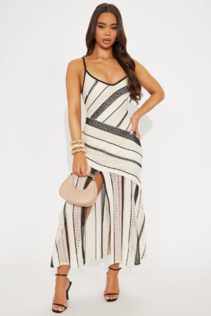 Vestido Largo de Crochet Penelope con Escote en V y Tiras Ajustables