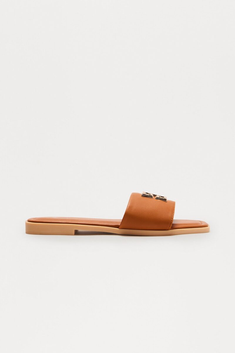 Sandalias Planas con Detalles Metálicos y Punta Cuadrada - Image 8
