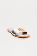 Sandalias Planas con Detalles Metálicos y Punta Cuadrada