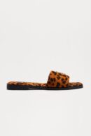 Sandalias Planas con Detalles Metálicos y Punta Cuadrada