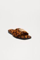 Sandalias Planas con Detalles Metálicos y Punta Cuadrada