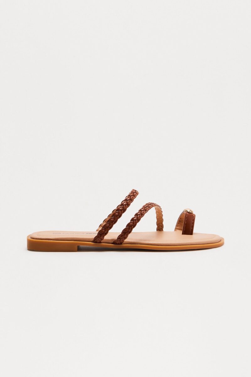 Sandalias Trenzadas Planas en Marrón - Image 9