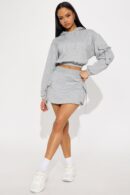 Conjunto de Mini Falda y Sudadera con Capucha en Tela Polar