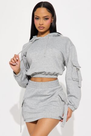 Conjunto de Mini Falda y Sudadera con Capucha en Tela Polar