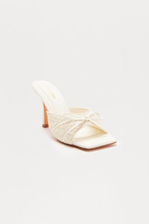 Sandalias de Tacón con Detalles de Moño y Volantes