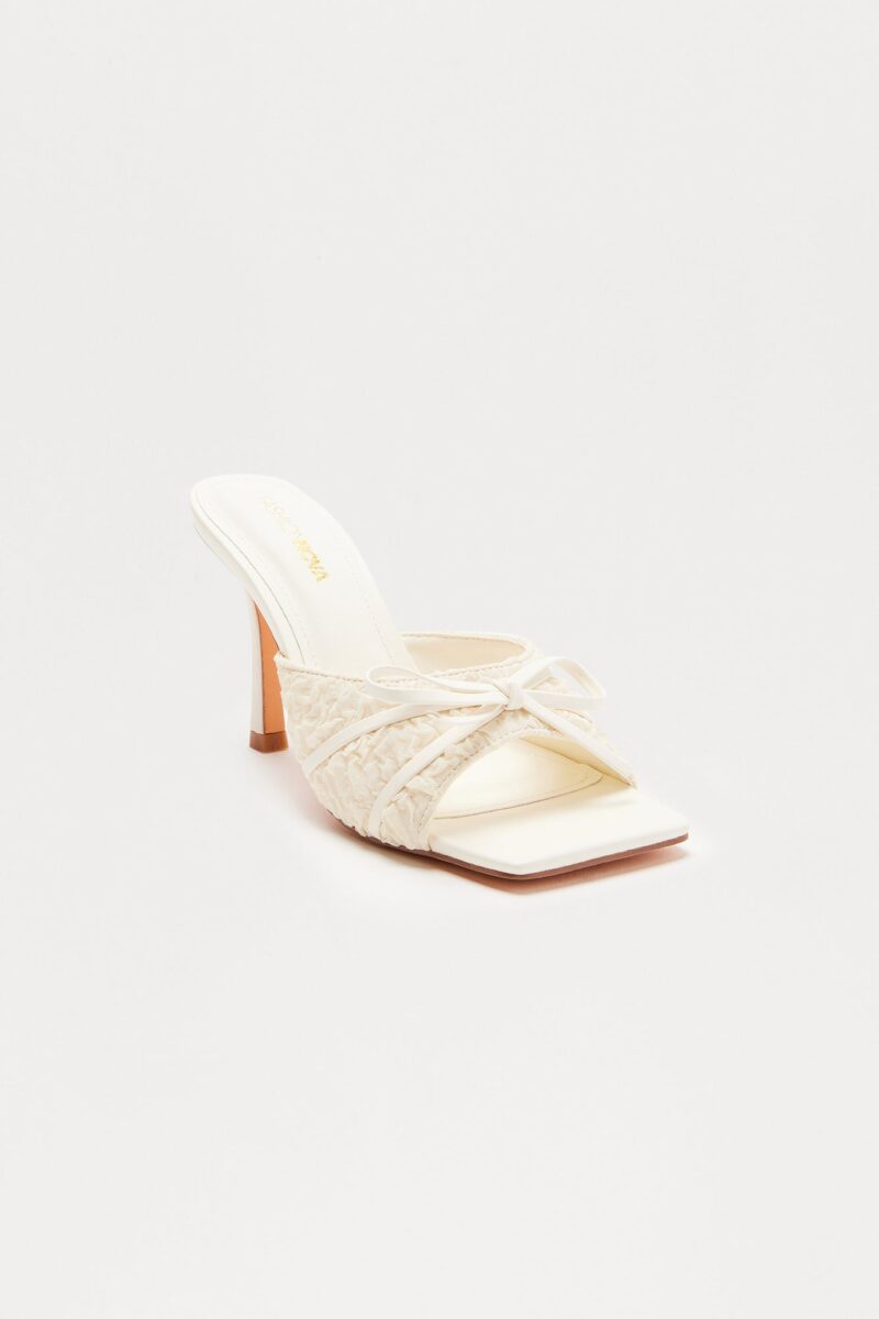 Sandalias de Tacón con Detalles de Moño y Volantes