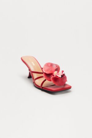 Zuecos Rojos con Aplicación de Flor en 3D