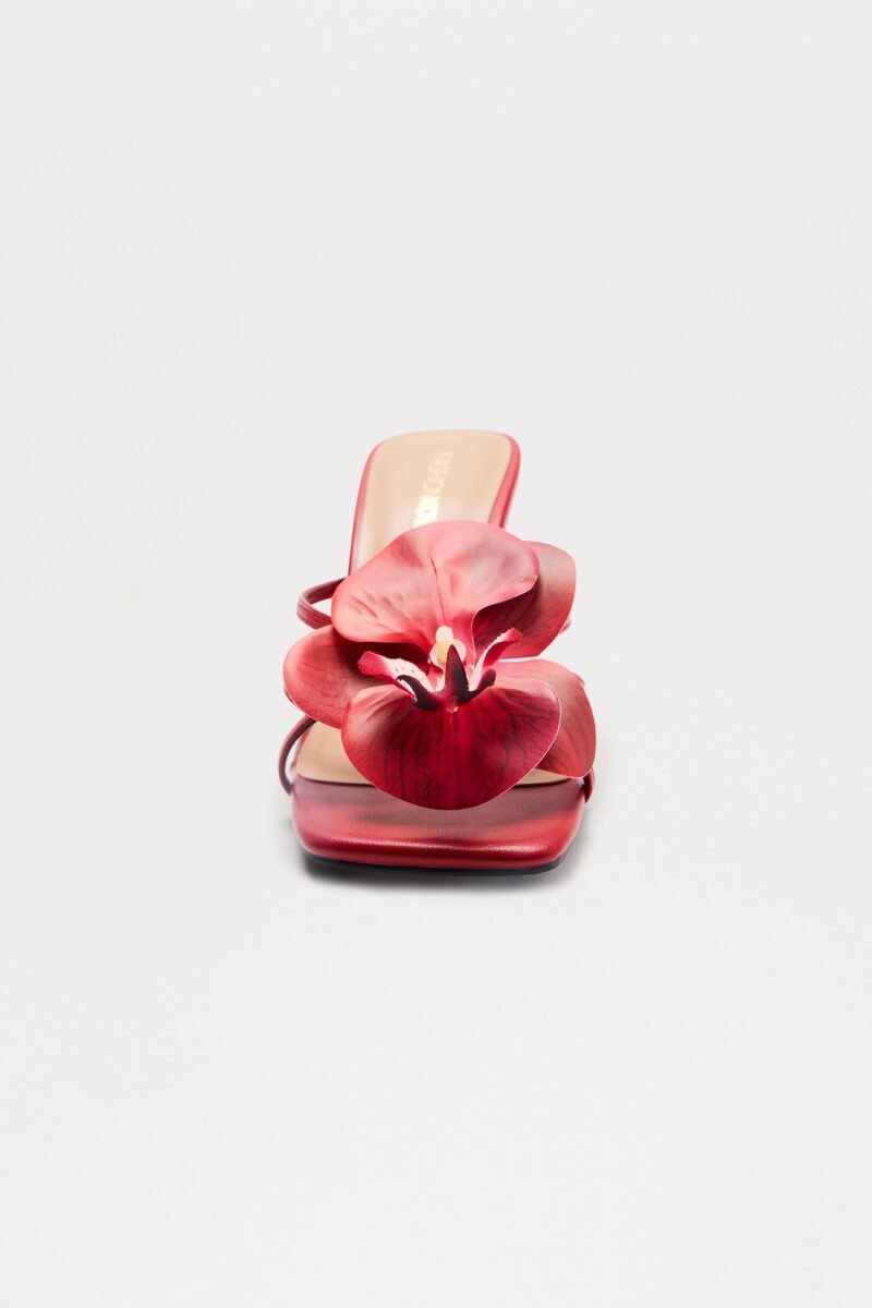 Zuecos Rojos con Aplicación de Flor en 3D - Image 5